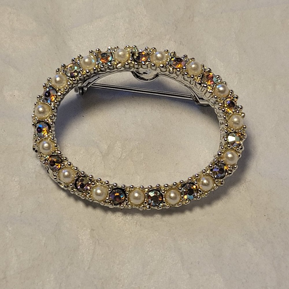 Vintage Small Oval Shaped Pearl and Rhinestone Brooch